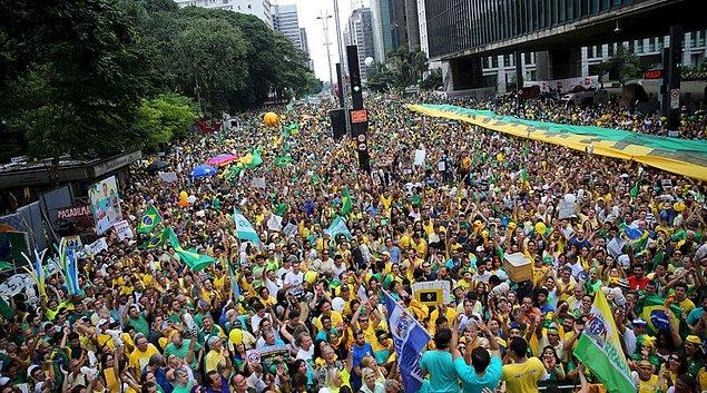 Rio'da "Dilma İstifa" yazılı pankartlarla Copacabana'yı dolduran göstericilerin sayısı 137 bini buldu.