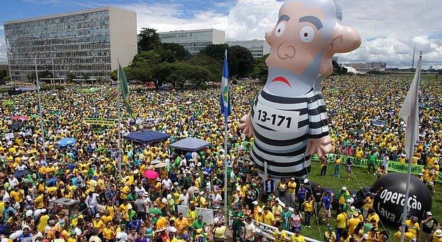 Olaylardan Cumhurbaşkanı'nı sorumlu tutan göstericiler Dilma Rousseff'i istifaya davet etti.