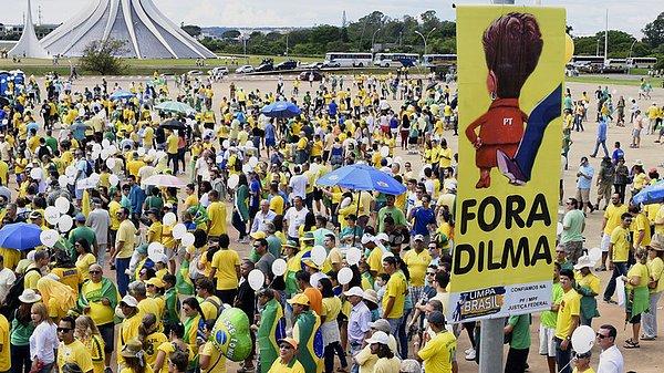 Devlete ait akaryakıt şirketi Petrobras'ta yaşanan yolsuzluklara hükümet yetkililerinin adının karışması pazar günü protestocuları sokağa döktü.