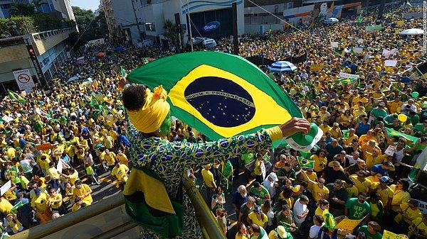 Geçtiğimiz yıllarda da cumhurbaşkanı ve hükümet karşıtı gösteriler gerçekleşmiş ancak Rousseff taraftarları da protestolara karşı destek gösterileri düzenlemişti.