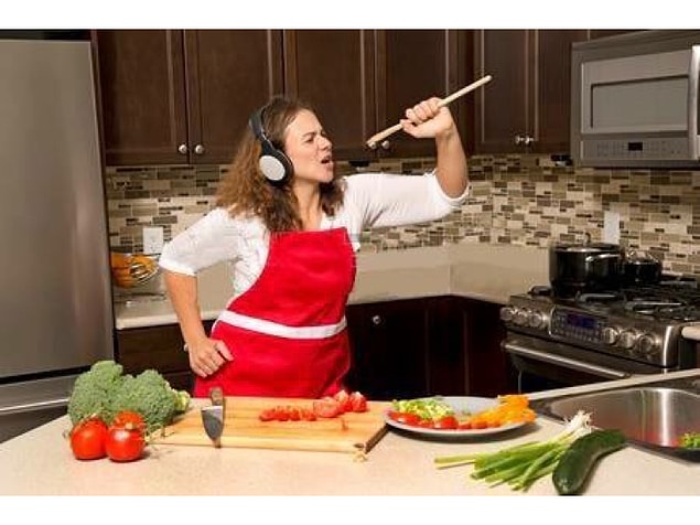 Madde 9 - Yemek yaparken müzik dinlemeyi severim. Sırf bu yüzden düdüklü tencereme pan flüt taktırdım.