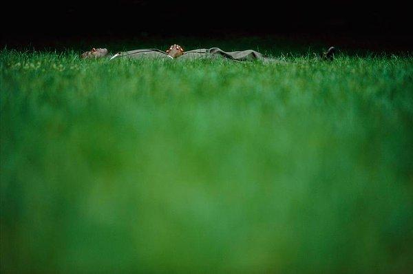 4. New York Central Park'ta öğle molasını çimlerde uyuyarak geçiren bir çalışan