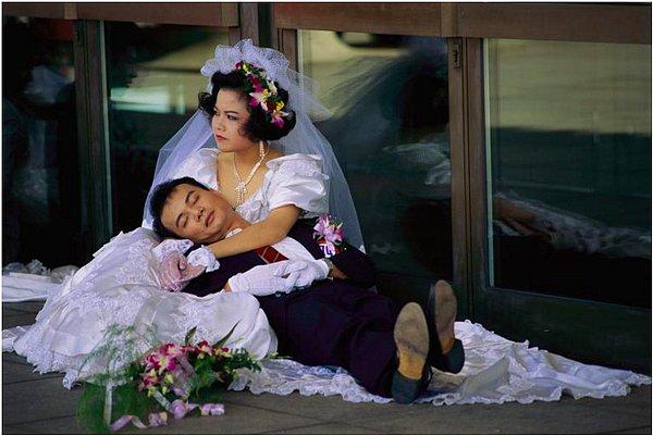 5. Taiwan'da yorucu bir düğünün ardından gelin odasının balkonunda dinlenen yeni evli çift