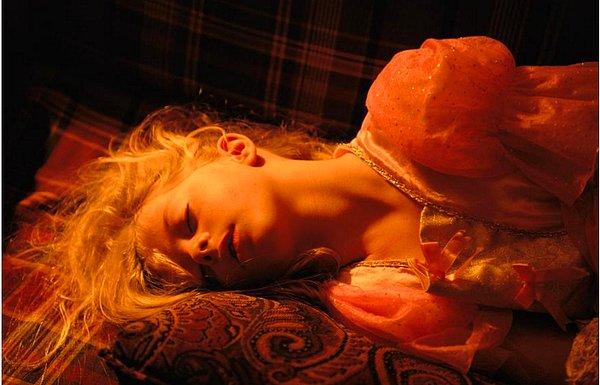 11. Bir kıyafet balosu dönüşünde evinin koltuğunda uyuyan Amerikalı genç kız