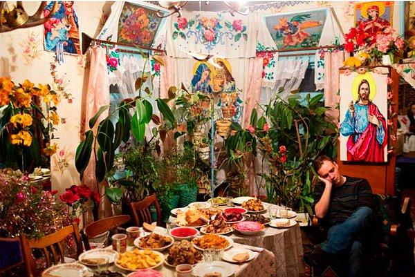 17. Rusya'da Noel kutlaması için hazırladığı masada dostlarını beklerken uyuyakalan genç adam