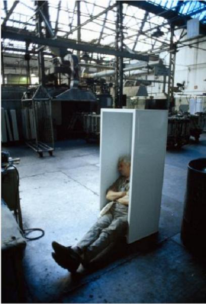 7. Arjantin'de bir buzdolabı fabrikasında çalışan adamın bitmemiş buzdolabının içinde verdiği mola