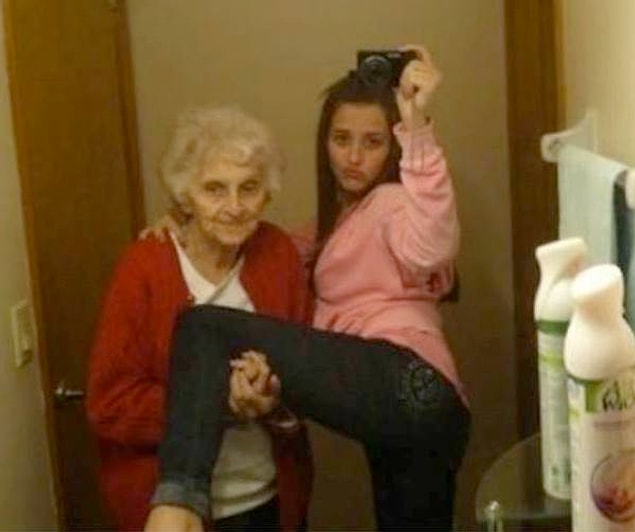 Бабушка 👵 в качестве поддержки...почему нет?