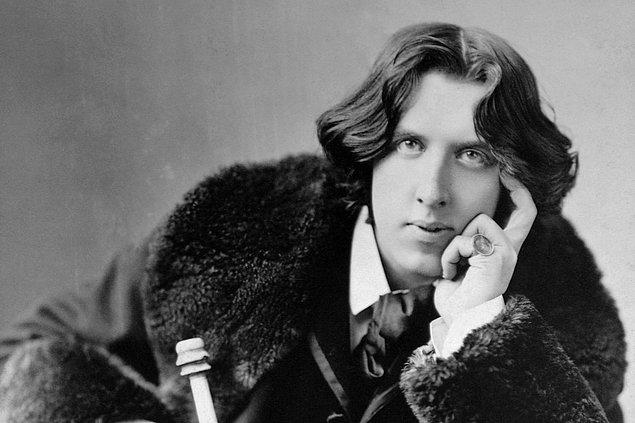 8. Şair Lewis Morris, telaşla Oscar Wilde'ın tavsiyesini almaya gelmiştir.
