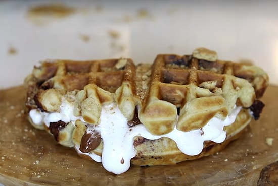 Bildiğiniz Bütün Waffle'ları Unutun! Karşınızda 3 Adımda S'mores Waffle Tarifi