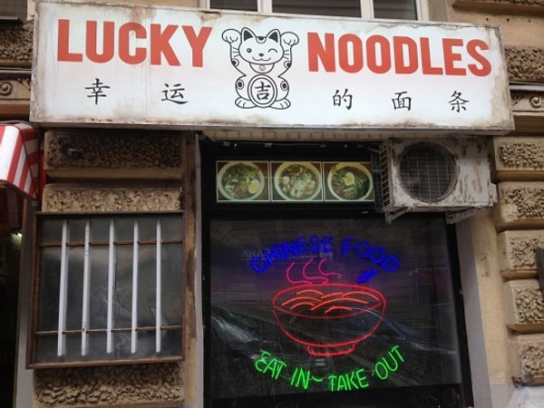 2. Любому прохожему он покажется какой-нибудь заурядной "забегаловкой".