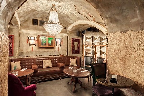 6. Дело в том, что этажом ниже находится известный Mendeleev Bar, вход в который возможен только через нашу скромную лапшичную.