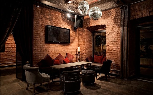 8. Здесь уже совсем другие интерьеры.