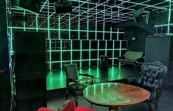 12. Хотя, если подумать, есть в этом соседстве что-то самобытное.