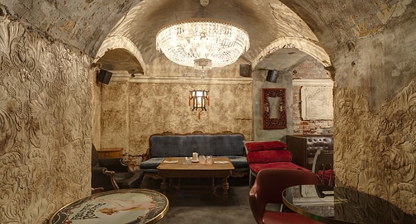 18. Говорят, что в баре проходят фортепианные вечера.