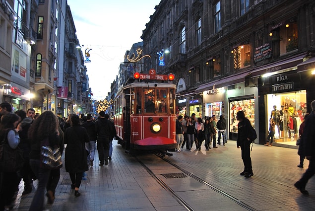 Özellikle de metropollerdeki simgesel değeri olan/turistik/kalabalık noktalar tehdit seviyesinin en yüksek olduğu yerlerdir. Buralardan mümkünse uzak durmaya, değilse tedbirli olmaya çalışın.