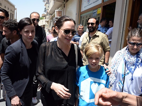 Дело в том, что Джоли вместе с сыном ездила в турецкий город Мардин, где находятся крупные лагеря беженцев из Сирии и Ирака.