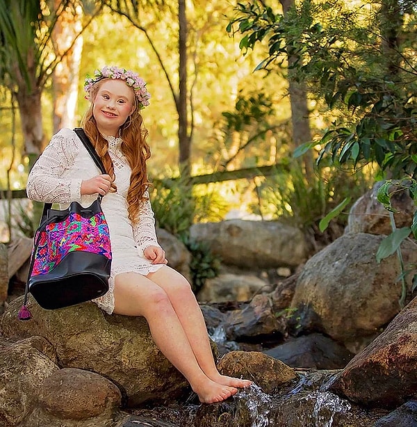 5. Она стала моделью и уже заключила два контракта.