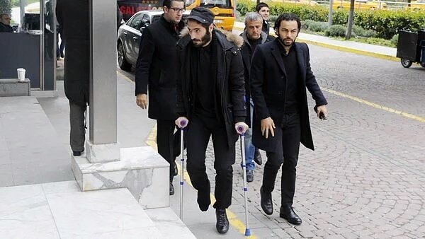 Sakatlığı bulunan Hamit Altıntop, Kemal Bulut'un cenazesine koltuk değnekleriyle geldi