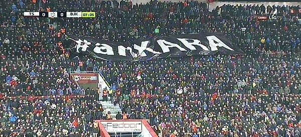 Maçın 6. dakikasında tribünde Ankara pankartı açıldı