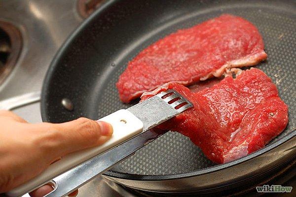 8. Seçtiğiniz etin kalınlığına göre her iki tarafını da kısa bir süre pişirmek, az pişmiş olması için yeterli olacaktır.