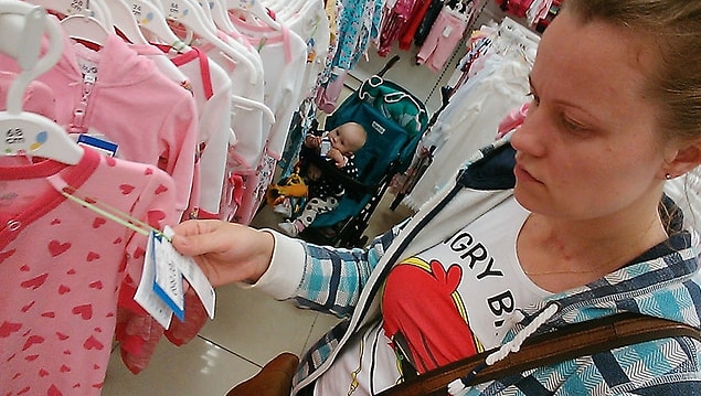 "Vasilisa, kendi kıyafetlerini biliyor ve sadece favori markalarının fiyat etiketlerini çiğniyor."