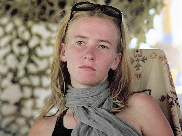 2003 yılında bir okul projesi dahilinde Gazze'ye gelen Rachel Corrie, ABD'li bir üniversite öğrencisi ve aktivistti.