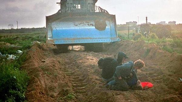 İsrail güçlerinin kontrolünde olan buldozer, bu çağrıya kulak asmadı ve genç aktivistin bedenini çiğnedi.