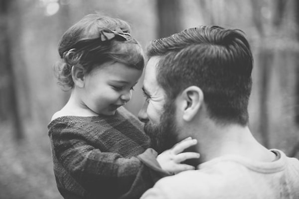 14. Вместо "Поздоровайся с тетей!" –"Мы должны здороваться с гостями".