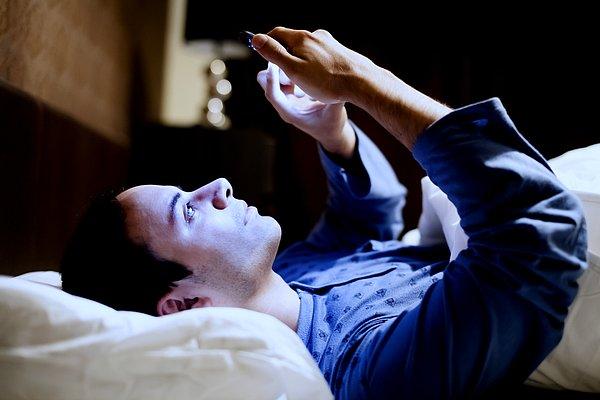 9. Cep telefonlarının ekranlarından yayılan mavi ışınlar, uyku düzenini bozup nörolojik hastalıklara sebep olabiliyor.