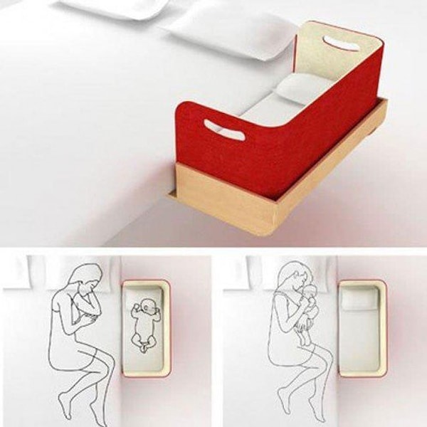 2. С помощью такой полуоткрытой люльки, которую монтируют к кровати родителей, вы можете прекратить ночные сеансы по бегу на каждый звук малыша.