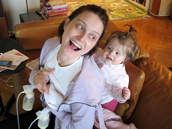 19. Машинка для сцеживания грудного молока и его хранения спасла многих работающих мам.