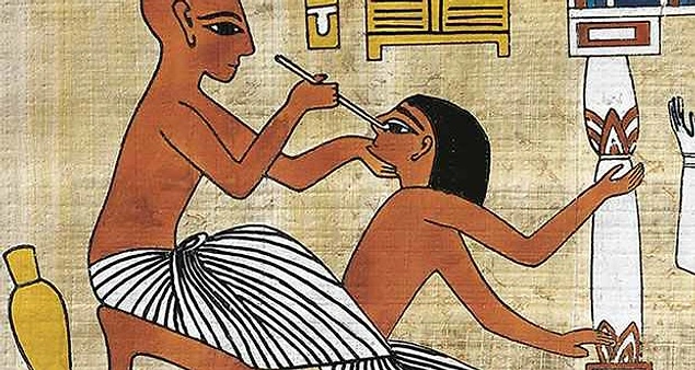 O zamanlarda henüz antibiyotikler keşfedilmediği için ki ancak 20. yüzyılda kullanmaya başladık, Eski Mısırlılar enfeksiyonlar için küflü gıdaları ve toprağı kullanırlardı.