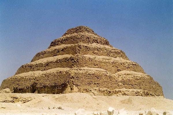 11. M.Ö 2600 yılında yapıldığı düşünülen, Djoser’e ait ilk piramidin etrafı 10 metre yüksekliğinde ve 15 kapısı bulunan bir duvar ile çevriliydi.