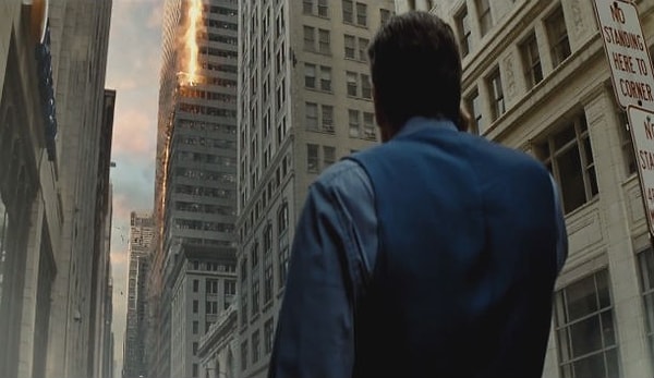 4. Причина того, что Бэтмен обозлился на Супермена – разрушенное здание «Уэйн Энтерпрайзис». Брюс начинает думать, что Супермен может начать использовать свою силу в злодейских целях.