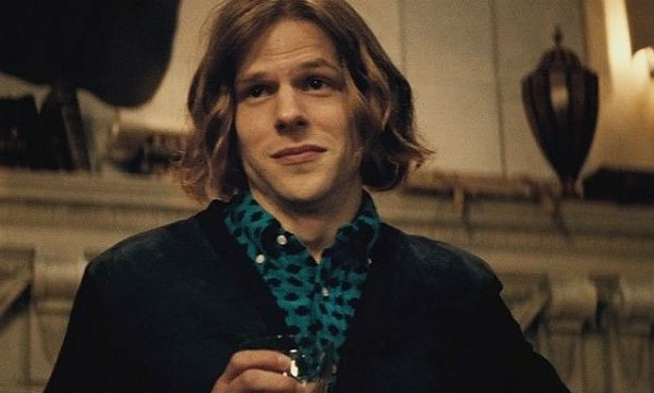 13. Для роли Лекса Лютора Джесси Айзенберг побрился налысо, хотя в трейлере мы видим его с волосами. Может быть он носит парик или теряет свои волосы в процессе развития сюжета.