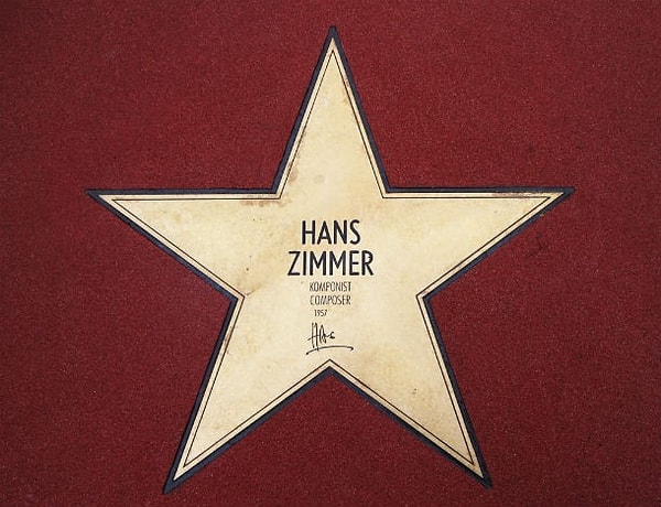 24. Для каждого из супергероев, за исключением Бэтмена, Ханс Циммер написал отдельную музыку. Она прозвучит в фильме «Лига справедливости: Часть 1» (2017) и самостоятельных фильмах об этих супергероях.