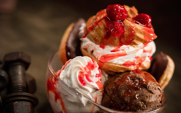 В общем, здесь есть все, о чем только может мечтать нормальный сладкоежка!