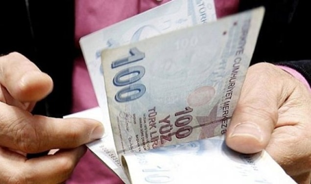 2. ATM'den çektiği parayı cebine koymadan tekrar sayar.