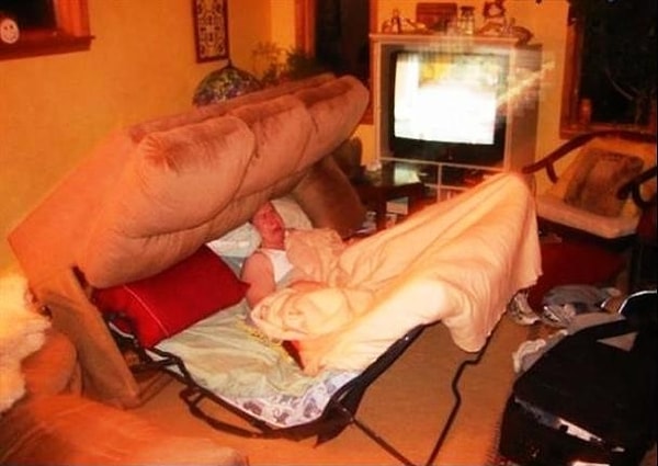 25. Мужчина, который стал жертвой своего дивана.