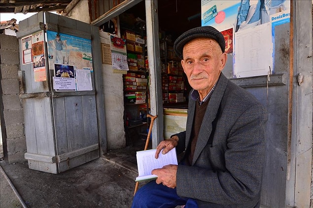 ''Kitaplar benim dostum'' diyen ve kendine yeni bir dünya kuran Abdulkadir Amca hepimize büyük dersler veriyor.