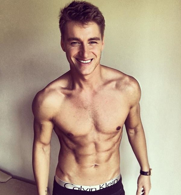 2. К главному герою-красавцу были прикованы взгляды миллионов девушек.