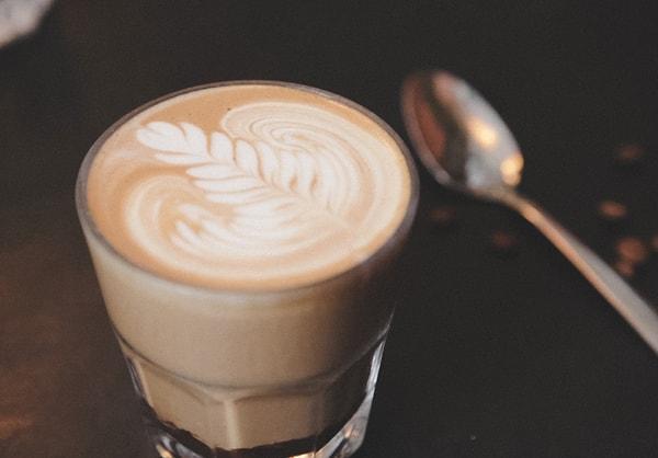 2. Latte, espresso kahvenin ve sütün bir araya geldiği bir lezzettir.