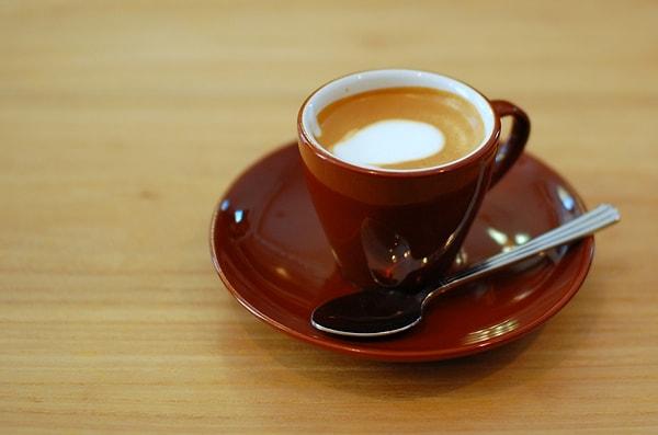 5. Macchiato, espressolu bir içecektir. İtalyanca bir sözcük olup, "işaretli", "lekeli" anlamına gelir.