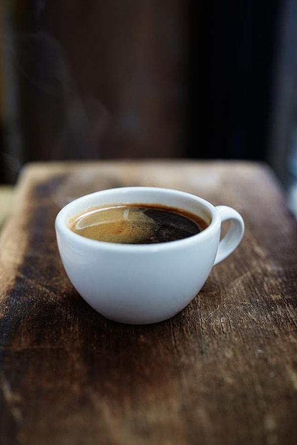 6. Americano, sıcak su ilavesi ile seyreltilmiş espressodur. Sert kahve sevenlerin ilk tercihidir.