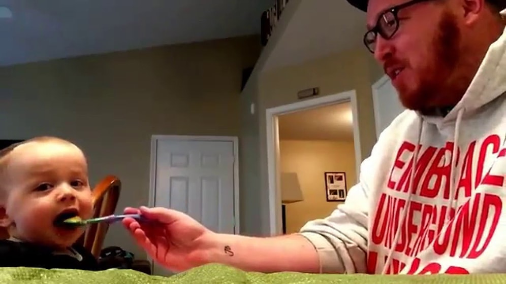 13 потрясающих видео о папе, который кормит ребенка и поет песни