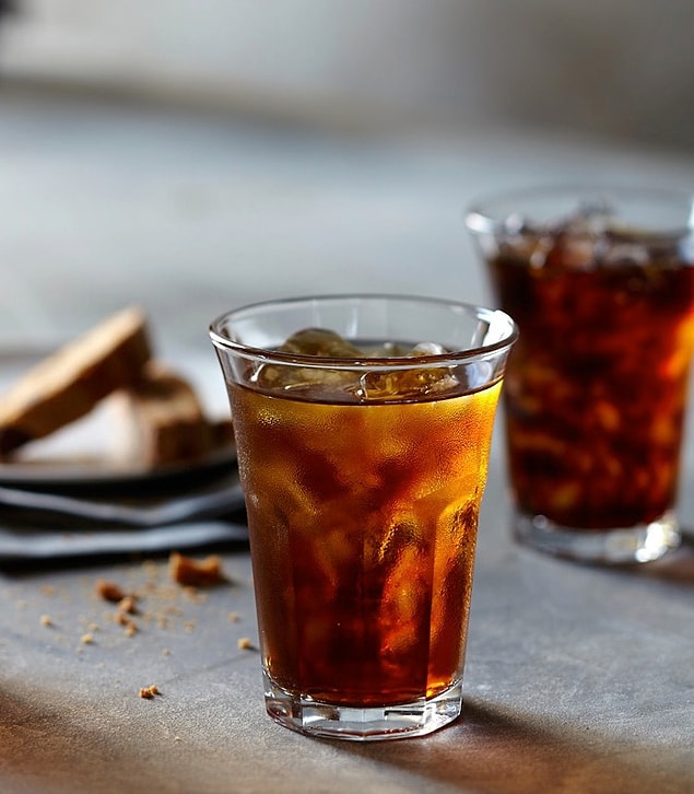 Americano sıcak su yerine soğuk su katılarak yapılırsa Iced Americano (Buzlu Americano) adını alır.