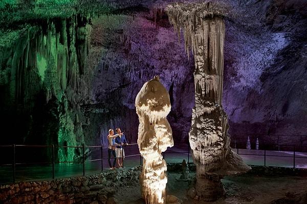 1. Bu karstik yapıya sahip mağara sistemi yaklaşık 25 km uzunluğunda ve dünyanın en büyük yeraltı mağara sistemlerinden biri.
