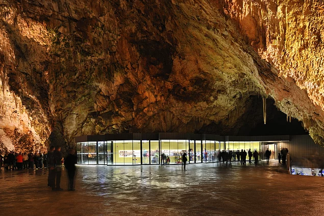 1884 yılından beri mağaranın içinde aydınlatma sistemi bulunmakta.