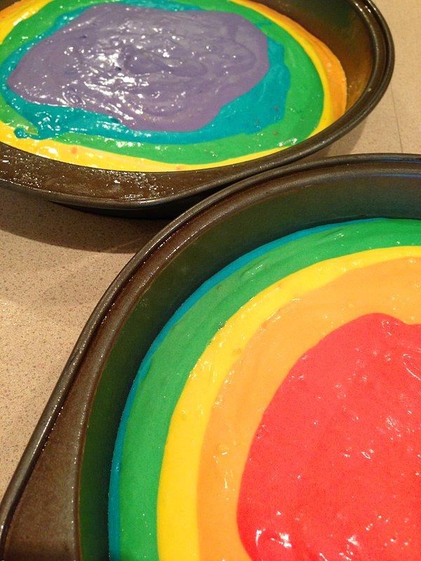 Kek hamurunu yapmak kolay olay renklendirme kısmında!