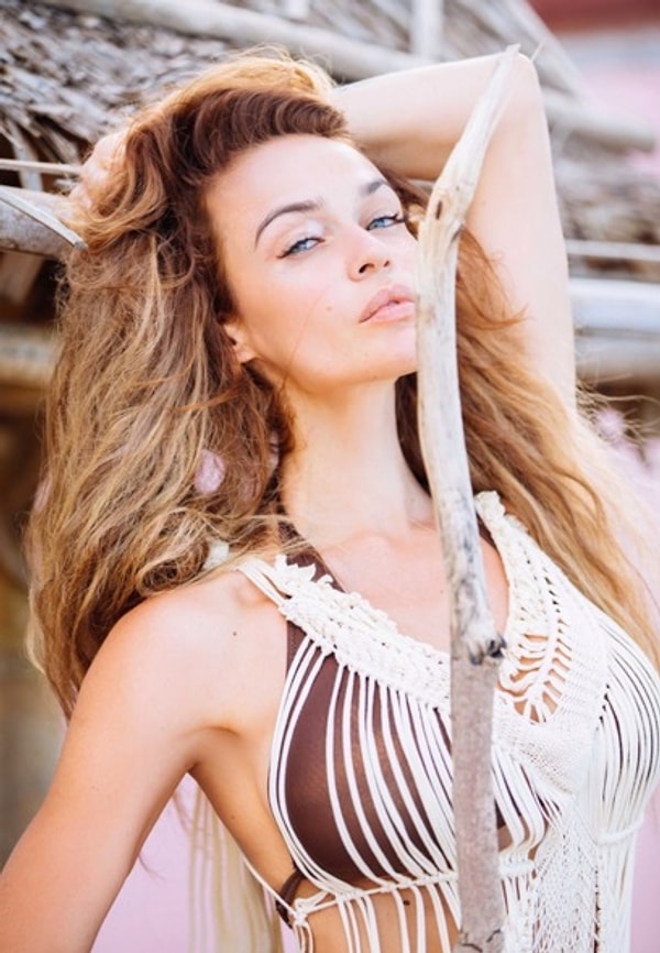 3. Так что с телом у Алены, экс-звезды «Дом-2», полный порядок, что она и поспешила продемонстрировать в откровенной фотосессии 📷, показав свои упругие формы.